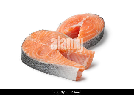 Freschi fette di salmone su sfondo bianco Foto Stock