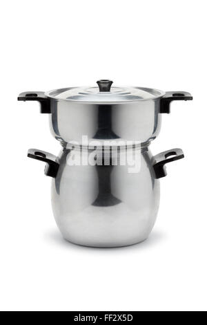 Il cous cous vaporizzatore pan su sfondo bianco Foto Stock
