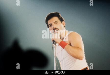 LEIDEN, Paesi Bassi - Nov 27, 1980: Freddy Mercury cantante della band britannica regina durante un concerto nel Groenoordhallen Foto Stock