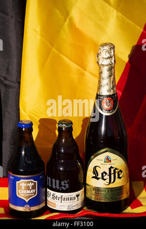 Una selezione di birre belghe. Le bottiglie sono mostrate Chimay Blue, St Stephanus e Leffe Bionda. Foto Stock