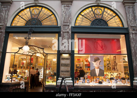 Neuhaus il negozio di cioccolato; Galeries Royales - Galerie de la Reine - Saint Hurbert, Bruxelles, Belgio Foto Stock