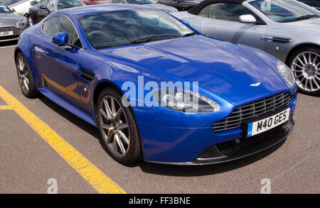 Un blu, 2011, Aston Martin V8 Vantage S, sul display statico, a Silverstone Classic 2015. Foto Stock