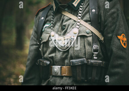 SVETLAHORSK, Bielorussia - Giugno 20, 2014: uniforme di un Feldgendarm durante la II Guerra Mondiale, compresi gorget. L'iscrizione sul gorget Foto Stock