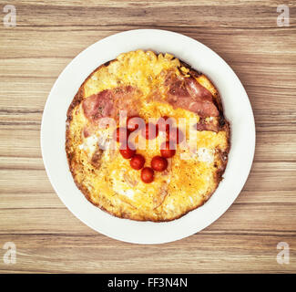 Piccolo cuore fatta di pomodori ciliegia sul prosciutto e uova per la colazione di San Valentino. Simbolo dell'amore. Il giorno di San Valentino. Foto Stock