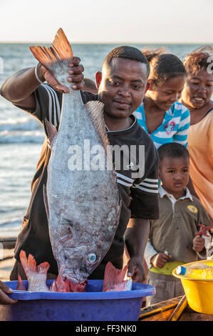 Pescatore malgascio che mostra la sua cattura, Morondava, provincia di Toliara, Madagascar Foto Stock