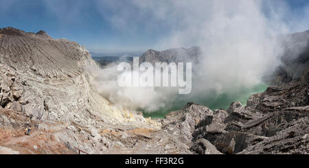 Kawah Ijen volcano (Cratere Ijen e lago), Banyuwangi, East Java, Indonesia, Asia Foto Stock