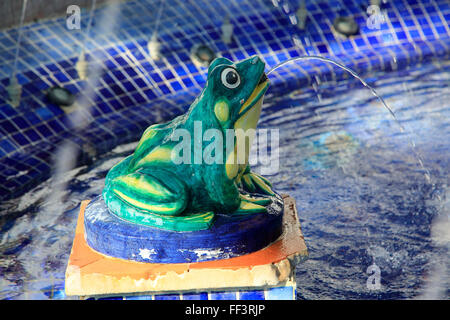 Close up di rana nella fontana in Plaza de Espana, Vejer de la Frontera, la provincia di Cadiz Cadice, Spagna Foto Stock