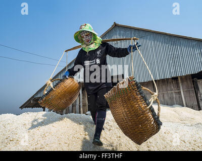 Febbraio 10, 2016 - Divieto di Laem, Phetchaburi, Thailandia - sale - lavoratori di campo vuoto i loro cestini di sale raccolto nella parte anteriore di un sale granaio Phetchaburi provincia della Thailandia. Il sale raccolto in Thailandia di solito inizia in febbraio e prosegue attraverso il Maggio. Il sale viene raccolto in molte delle province lungo la costa, ma il sale campi nella provincia Phetchaburi sono considerati i più produttivi. Le saline sono inondati con acqua di mare, che evapora off lasciando sale dietro. Per la produzione di sale si basa su condizioni di tempo asciutto e i produttori sono sperando che l'attuale siccità significherà una lunga stagione di raccolto per TH Foto Stock