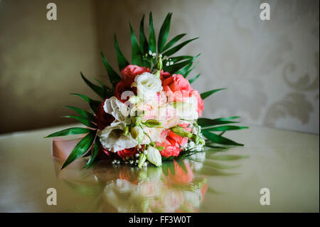 Molto bella sposa bouquet simbolo dell amore Foto Stock