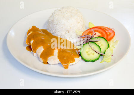 Cena di pollo con riso condito con salsa al curry Foto Stock