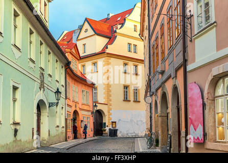 Stretta strada di ciottoli tra le tipiche case colorate nella Città Vecchia di Praga, Repubblica Ceca. Foto Stock