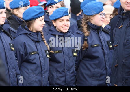 Puck, Polonia 10th, febbraio 2016 giovani ragazze dal Liceo Militare frequentare la 96anniversario della Polonia del matrimonio nel Mare del puck. In Polonia il matrimonio per la cerimonia del mare è stato istituito nel 1920 per celebrare e simboleggiano polacco ripristinato l'accesso al Mar Baltico, che è stato perso in 1793 dovuto le partizioni della Polonia. Credito: Michal Fludra/Alamy Live News Foto Stock