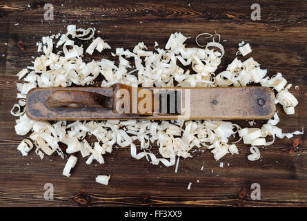 Il vecchio piano, isolato su un sfondo di legno Foto Stock