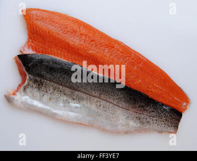 Salmone crudo tagliato senza testa e coda isolato su sfondo bianco Foto Stock