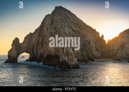 Tramonto sul Land's End formazione rocciosa naturale, El Arco a Cabo San Lucas, Messico Foto Stock