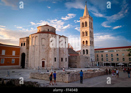 Il Forum di Zadar, Croazia che mostra la chiesa di San Donato e la Cattedrale di Santa Anastasia come il sole comincia a set. Foto Stock