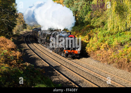 Il bagno di stagno collettore doppio treno a vapore, Grindleford, Derbyshire, Inghilterra, Regno Unito. Foto Stock