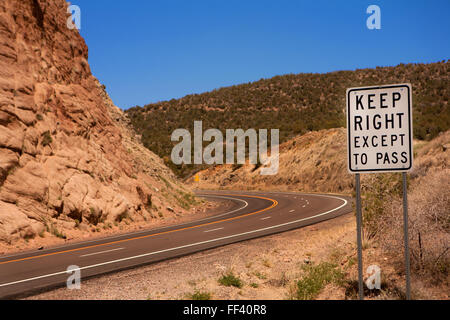 A tenere la destra in segno di un deserto dell'Arizona. Foto Stock