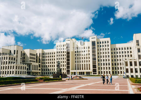 MINSK, Bielorussia - 27 agosto 2014: Governo bianco edificio del Parlamento e la statua di Lenin sulla piazza Indipendenza a Minsk, Bielorussia Foto Stock