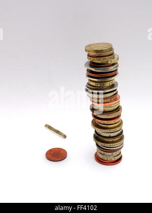 British monete in una pila collassare Foto Stock