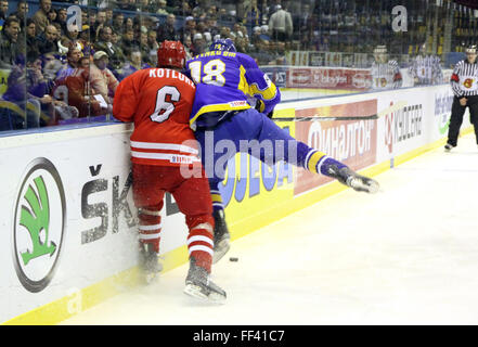 Kiev, Ucraina - 20 Aprile 2011: Michal Kotlorz di Polonia (L) si batte per un puck con Dmytro Isayenko dell'Ucraina durante il loro IIHF Hockey su ghiaccio nel Campionato del Mondo DIV I Gruppo B gioco su Aprile 20, 2011 a Kiev, Ucraina Foto Stock