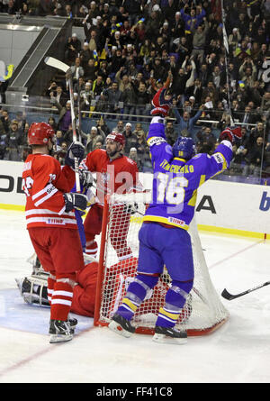 Kiev, Ucraina - 20 Aprile 2011: Oleg Tymchenko dell'Ucraina (in blu) reagisce dopo i punteggi contro la Polonia durante il loro IIHF Hockey su ghiaccio nel Campionato del Mondo DIV I Gruppo B gioco su Aprile 20, 2011 a Kiev, Ucraina Foto Stock