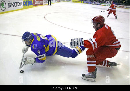 Kiev, Ucraina - 20 Aprile 2011: Dmytro Nimenko dell'Ucraina (L) si batte per un puck con Michal Kotlorz di Polonia durante il loro IIHF Hockey su ghiaccio nel Campionato del Mondo DIV I Gruppo B gioco su Aprile 20, 2011 a Kiev, Ucraina Foto Stock