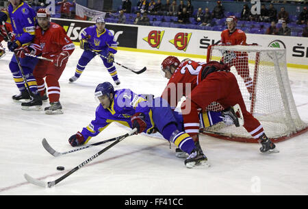 Kiev, Ucraina - 20 Aprile 2011: Artem Gnidenko dell'Ucraina (L) si batte per un puck con Tomasz Kozlowski di Polonia durante il loro IIHF Hockey su ghiaccio nel Campionato del Mondo DIV I Gruppo B gioco su Aprile 20, 2011 a Kiev, Ucraina Foto Stock