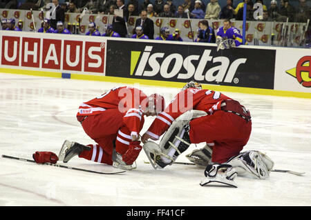 Kiev, Ucraina - 20 Aprile 2011: Marcin Kolusz di Polonia (L) aiuta il portiere al pizzo le sue scarpe durante la IIHF Hockey su ghiaccio mondo Cham Foto Stock