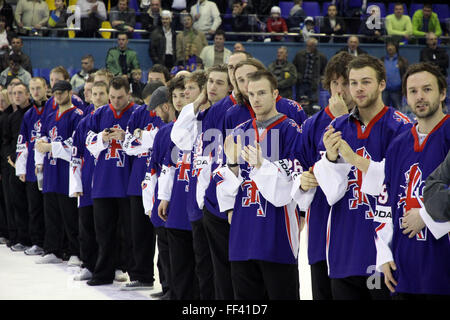 Kiev, Ucraina - 23 Aprile 2011: Gran Bretagna team - la medaglia di argento di IIHF Hockey su ghiaccio nel Campionato del Mondo DIV I Gruppo B posano per una foto di gruppo su Aprile 20, 2011 a Kiev, Ucraina Foto Stock