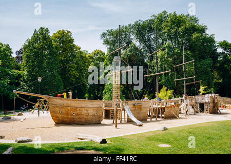 Lussemburgo, Lussemburgo - 17 giugno 2015: pirata in legno a forma di barca giochi per bambini in posizione di parcheggio Foto Stock