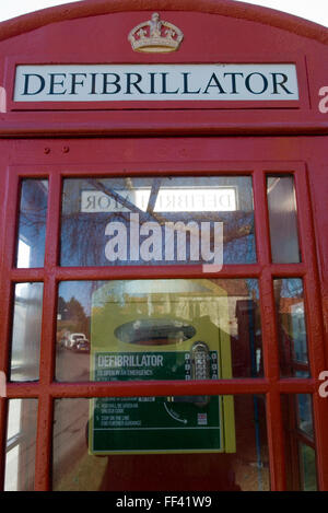 Un defibrillatore in disuso rosso tradizionale casella Telefono. East Hendred village Oxfordshire HOMER SYKES Foto Stock