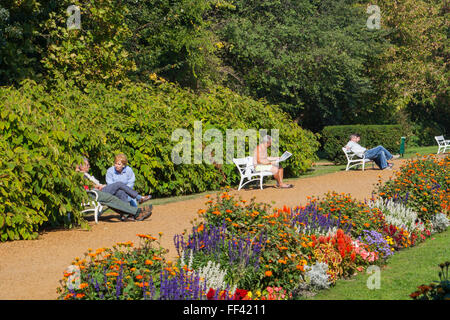 La gente seduta nel parco sulla isola di Margaret, Budapest, Ungheria Foto Stock