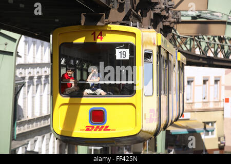 DEU, in Germania, in Renania settentrionale-Vestfalia, Wuppertal, la ferroviaria di sospensione nel quartiere Vohwinkel. DEU, Deutschland, Nordrhein- Foto Stock