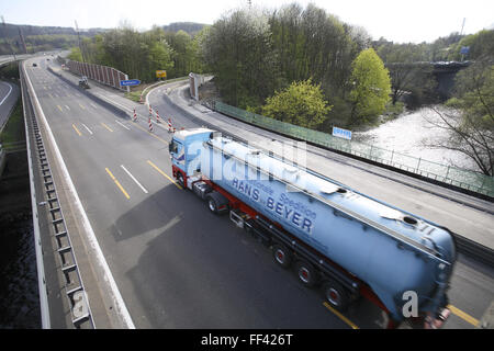DEU, in Germania, in Renania settentrionale-Vestfalia, Wuppertal, l'autostrada A 46 all'interscambio autostradale Sonnborner Kreuz, il fiume Wuppe Foto Stock