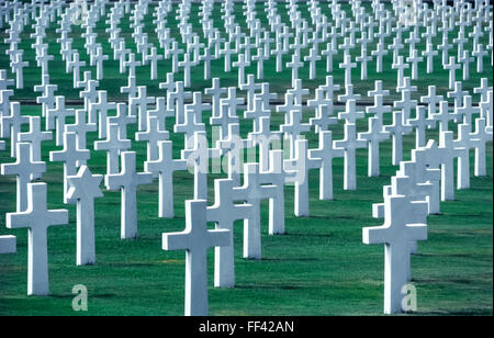 Questi marmo bianco croci e stelle di David a Manila American Cimitero e memoriale nelle Filippine sono alcuni dei 17,097 lapidi segnando i luoghi di sepoltura dei membri degli STATI UNITI Forze che sono morti durante la II Guerra Mondiale nel sud-est asiatico. Foto Stock