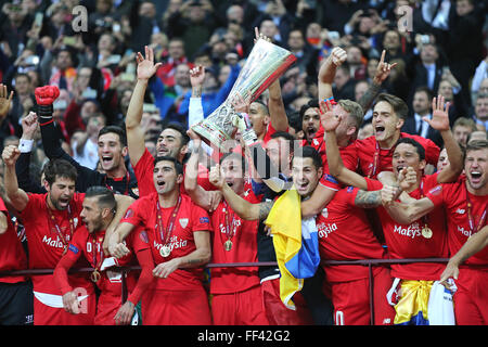 Varsavia, Polonia - 27 Maggio 2015: FC Sevilla giocatori celebrano il loro vincitore dell'UEFA Europa League 2015 dopo la partita contro il Dnipro a Varsavia il National Stadium Foto Stock