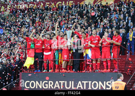 Varsavia, Polonia - 27 Maggio 2015: FC Sevilla giocatori celebrano il loro vincitore dell'UEFA Europa League 2015 dopo la partita contro il Dnipro a Varsavia il National Stadium Foto Stock