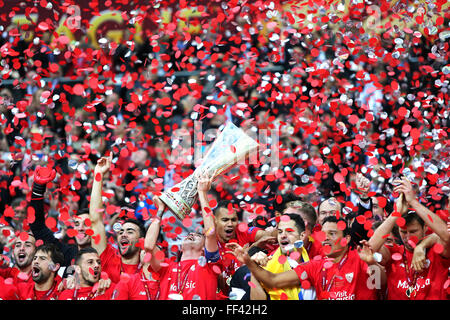 Varsavia, Polonia - 27 Maggio 2015: FC Sevilla giocatori celebrano il loro vincitore dell'UEFA Europa League 2015 dopo la partita contro Foto Stock