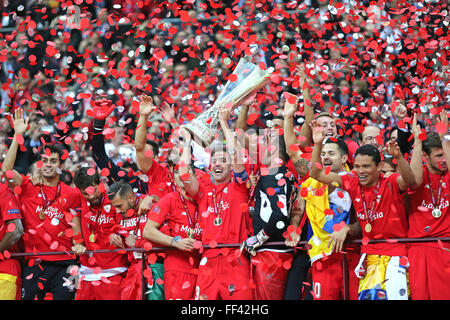 Varsavia, Polonia - 27 Maggio 2015: FC Sevilla giocatori celebrano il loro vincitore dell'UEFA Europa League 2015 dopo la partita contro il Dnipro a Varsavia il National Stadium Foto Stock