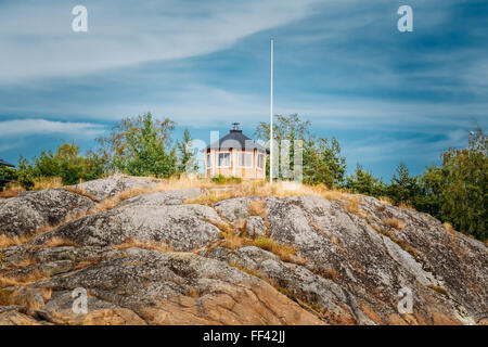 Giallo Lookout finlandese di legno casa sulla roccia in isola in estate Foto Stock