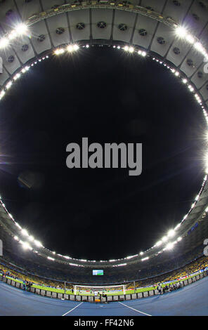 Kiev, Ucraina - 16 settembre 2015: vista panoramica della NSC Olimpiyskyi stadium di Kiev durante le partite di UEFA Champions League tra Foto Stock