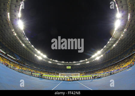 Kiev, Ucraina - 16 settembre 2015: vista panoramica della NSC Olimpiyskyi stadium di Kiev durante le partite di UEFA Champions League tra Foto Stock