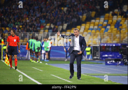 Kiev, Ucraina - 16 settembre 2015: FC Dynamo Kyiv manager Rebrov Serhiy in azione durante le partite di UEFA Champions League contro l'FC Foto Stock