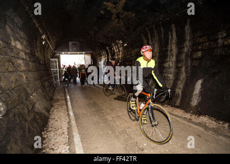 Alcuni dei primi membri del pubblico a immettere il recentemente ristrutturato Devonshire Tunnel, bagno, Regno Unito il 6 aprile 2013. Il restaurato tunnel è parte dei due tunnel Greenway che è un 13-Mile accessibile percorso conduce a sud dalla città di bagno ed è accessibile a piedi, ciclo, buggy e sedie a rotelle. I ciclisti e i pedoni condividere l uso del percorso. Il percorso ri-utilizza una parte di uno del Regno Unito più famose linee ferroviarie, che burrows sotto Combe verso il basso. Il Devonshire Tunnel è 447 metri di lunghezza e rivestita di pietra in tutto. La costruzione dei due tunnel percorso è stato organizzato da Foto Stock