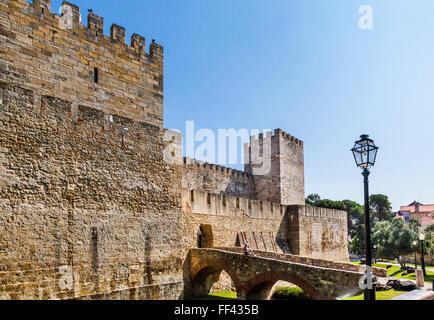 Il Portogallo, Lisbona, la fortificazione del mastio centrale del Castelo de Sao Jorge, sul Castello di San George Foto Stock