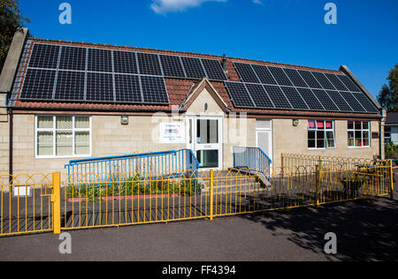 I pannelli solari schiera sul tetto di Oldfield Park scuola infantile. Installato con il supporto della vasca e ad ovest di energia della Comunità un progetto comunitario. Bagno, Somerset. Foto Stock