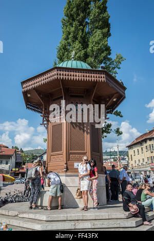 Sebilj in legno fontana sulla piazza principale di Bascarsija storico distretto di Sarajevo, Bosnia ed Erzegovina Foto Stock