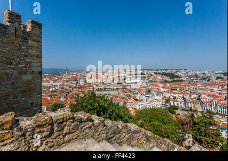 Vista da merli di Castelo de Sao Jorge, sul Castello di San George, Lisbona, Portogallo Foto Stock