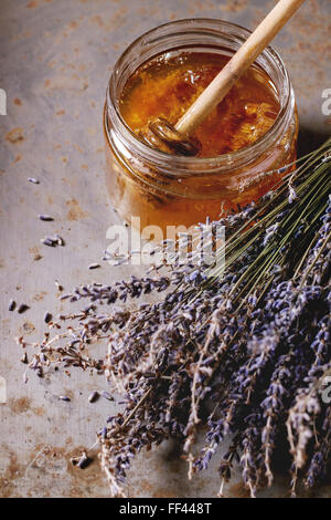 Immagini Stock - Barattolo Di Vetro Di Fiori Di Lavanda Secchi, Bustine,  Mazzi Di Lavanda Secca. Vasetti Di Diverse Erbe Medicinali Secche Sullo  Sfondo. Medicina Alternativa.. Image 160355126